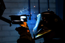 Bild p&aring; person som svetsar